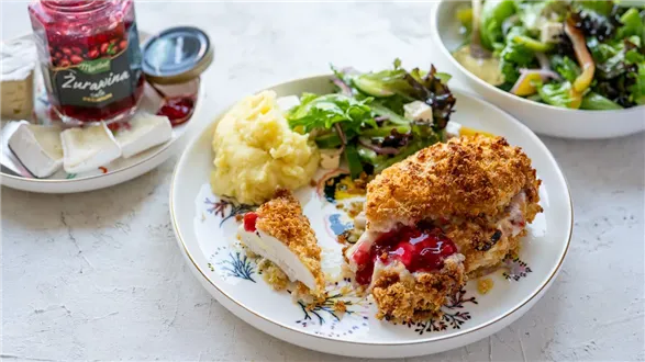 Kurczak faszerowany żurawiną i camembertem z airfryera