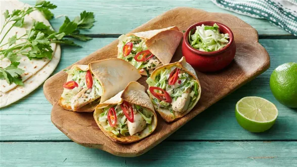 Tacos z piersią kurczaka i surówką chimichurri