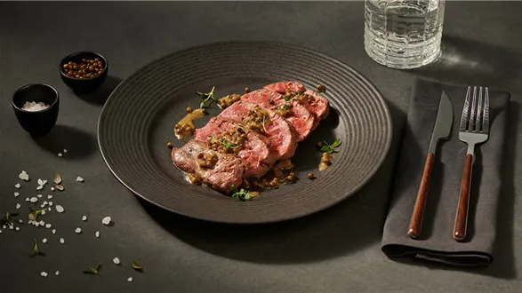 Stek z polędwicy wołowej z sosem z zielonego pieprzu