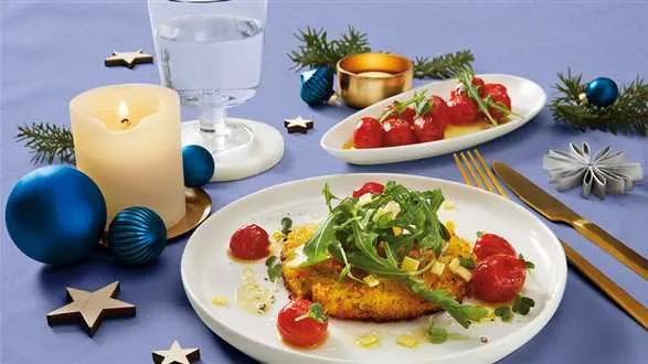 Placuszki ziemniaczane z sałatką z rukoli i pomidorkami daktylowymi 