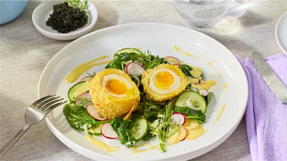 Jajka smażone w panierce ziemniaczanej z sałatką ze szpinaku, sosem holenderskim i kawiorem