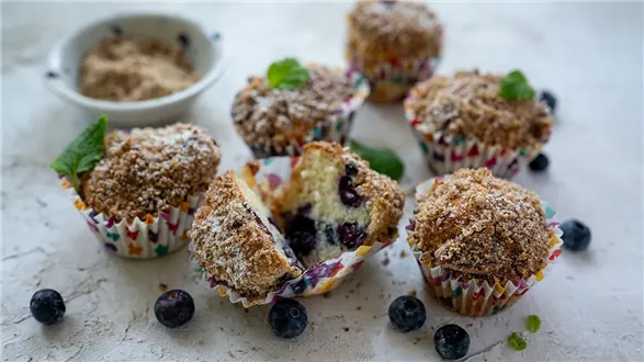 Muffinki z borówkami z kruszonką orzechową