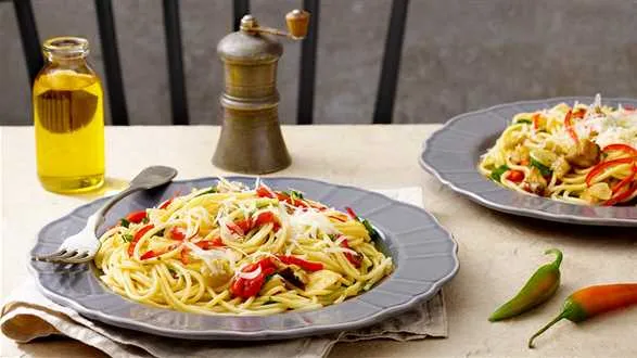 Spaghetti aglio e olio z pieczoną papryką i rukolą