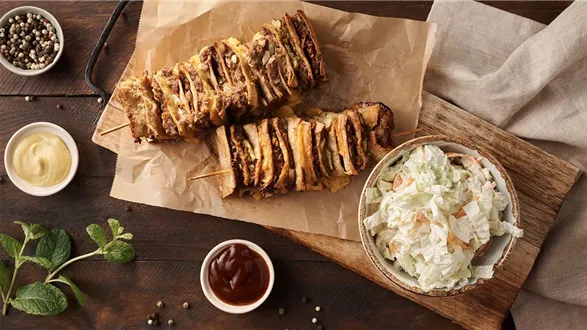 Tortilla burger w formie szaszłyka