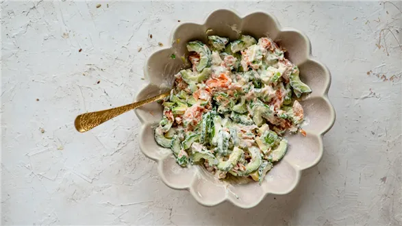 Sałatka z łososiem wędzonym na gorąco i ogórkiem