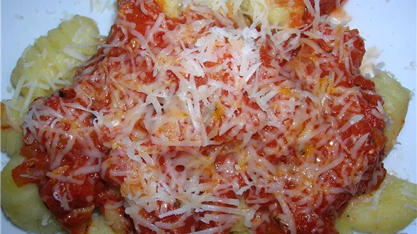 Kopytka w sosie pomidorowym