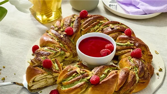 Wieniec drożdżowy z kremem pistacjowym i malinami