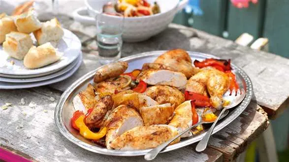 Pollo con pimiento (pieczony kurczak z papryką i warzywami)