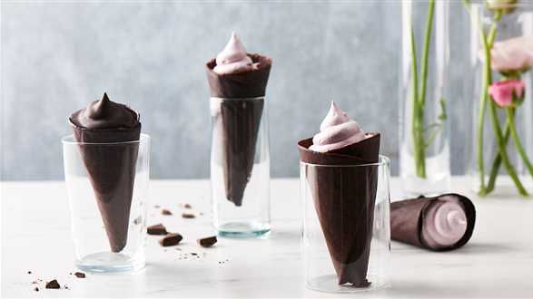 Ciepłe lody malinowe w czekoladowym wafelku 