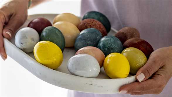 Jak pofarbować jajka na różne kolory?