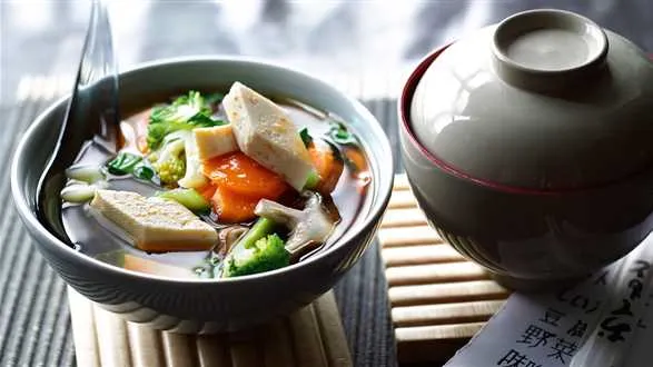 Zupa miso z warzywami i tofu