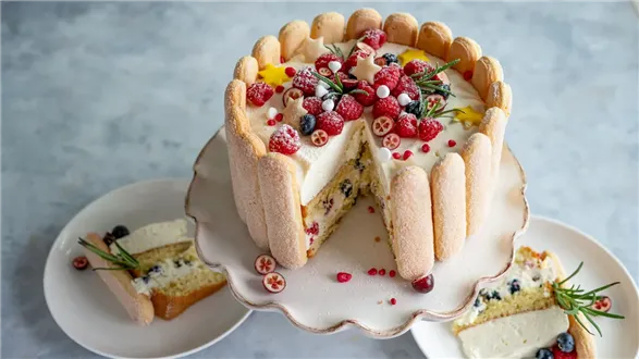 Charlotte – deser biszkoptowy z kremem i owocami