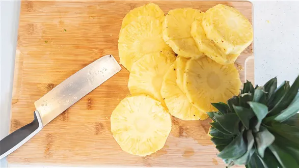 Jak obrać ananasa?