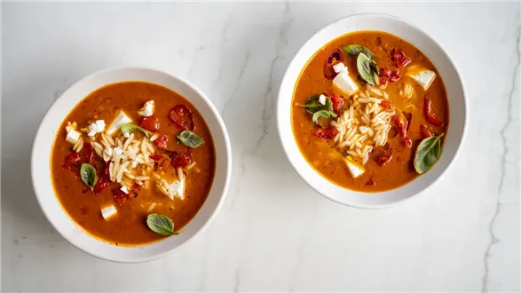 Zupa pomidorowa z fetą w stylu greckim