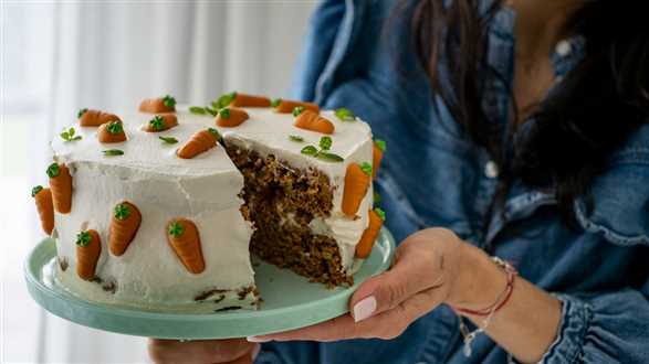 Roślinny tort marchewkowy