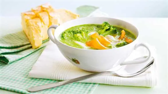 Zupa krem z brokułów z paskami łososia