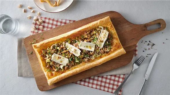 Tarta we francuskim stylu z porem i kurkami