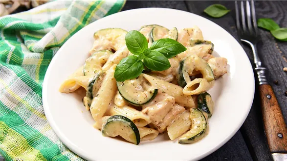 Makaron z cukinią i kurczakiem w sosie curry