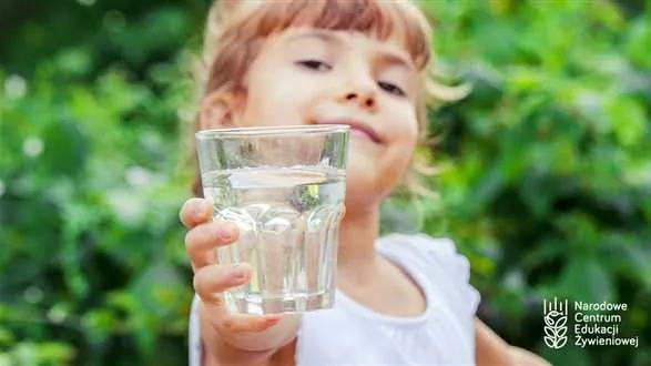 Pij wodę cały dzień! O tym, dlaczego i ile wody powinny wypijać dzieci codziennie