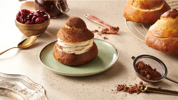 Kawowo-wiśniowy deser w brioszce