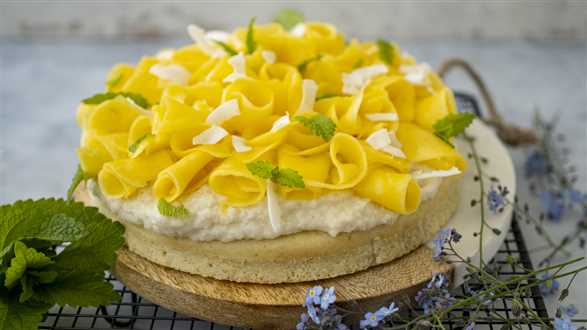 Wegańskie ciasto z kremem kokosowym i mango