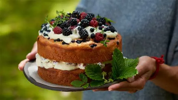 Tort jogurtowy z owocami leśnymi