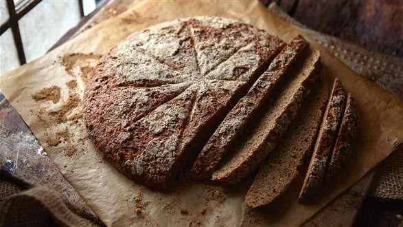 Chleb na domowym zakwasie z koprem włoskim