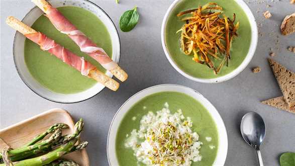 Zupa z zielonych szparagów z kiełkami i twarogiem