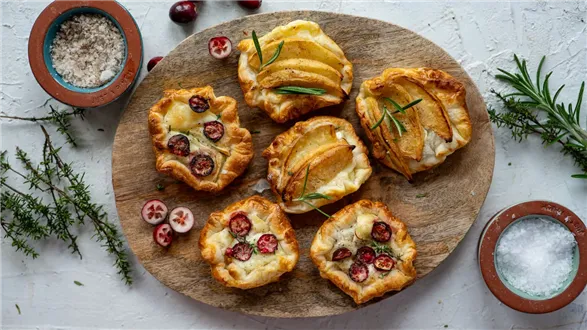 Minitarty z camembertem i żurawiną lub jabłkami AF