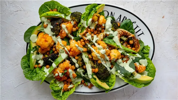 Sałatka z pieczonym kalafiorem i warzywami