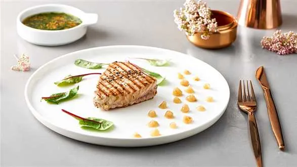 Stek z tuńczyka po francusku z purée z gruszki