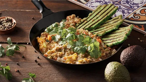 Menemen z tostem z awokado