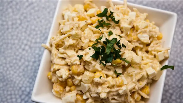 Sałatka z selerem konserwowym, jajkiem i kukurydzą