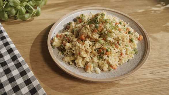 Smażony ryż z jajkiem i warzywami