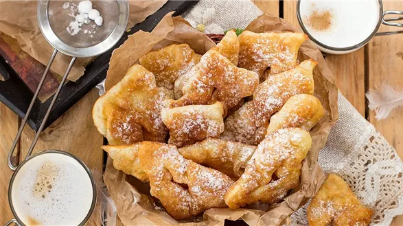 Faworki z ciasta francuskiego