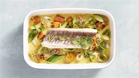 Pieczona ryba z pikantnymi warzywami