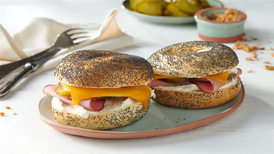 Bajgiel z serkiem chrzanowym i pastrami-image