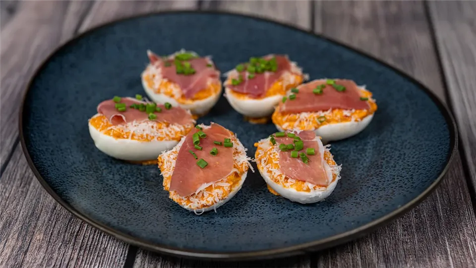 Jajka faszerowane z pesto, pecorino romano i prosciutto-image
