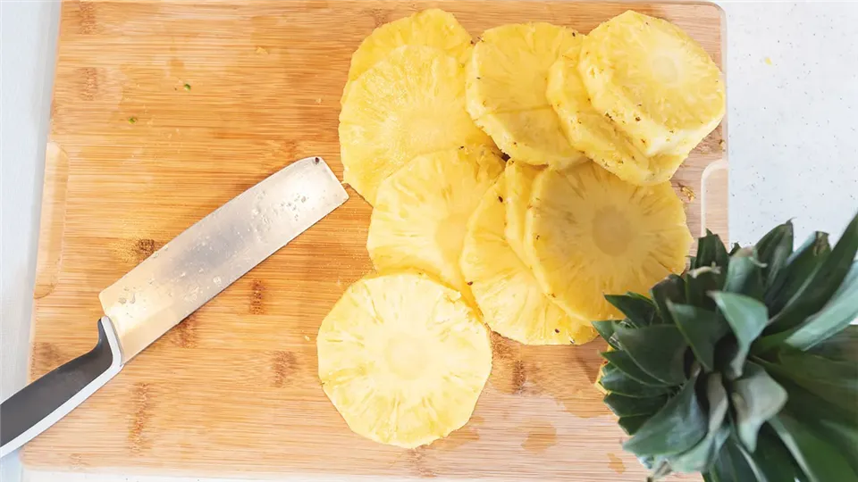 Jak obrać ananasa?