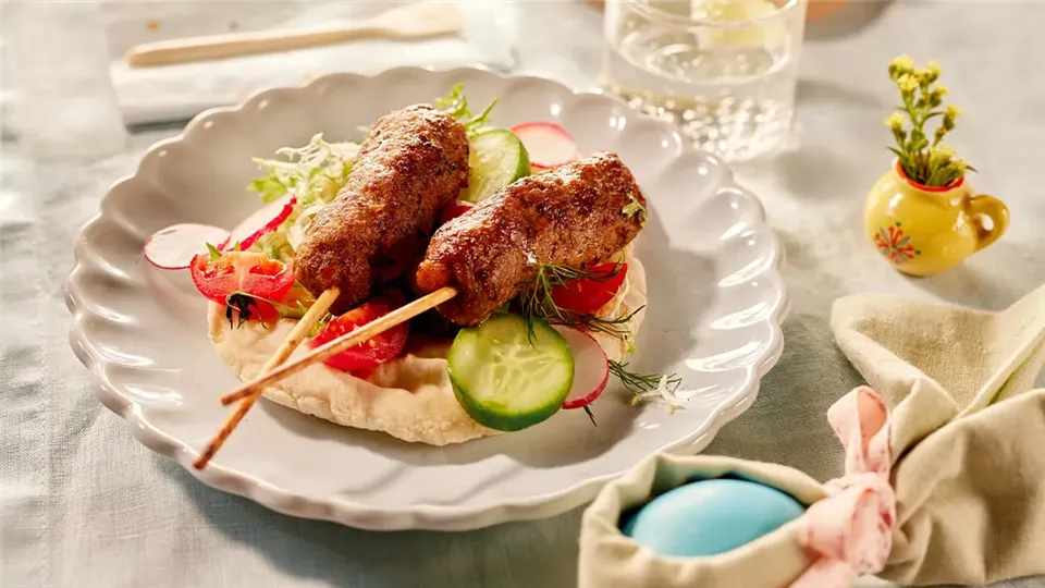 Szaszłyki kofta z mięsa mielonego z chlebkiem pita i ajwarem-image