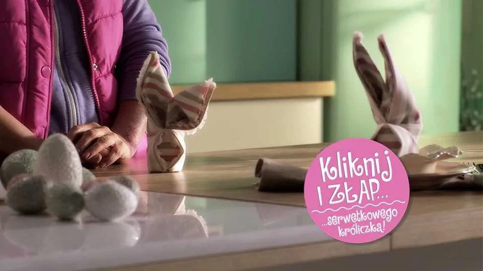 Serwetka, która "kica" po wielkanocnym stole.