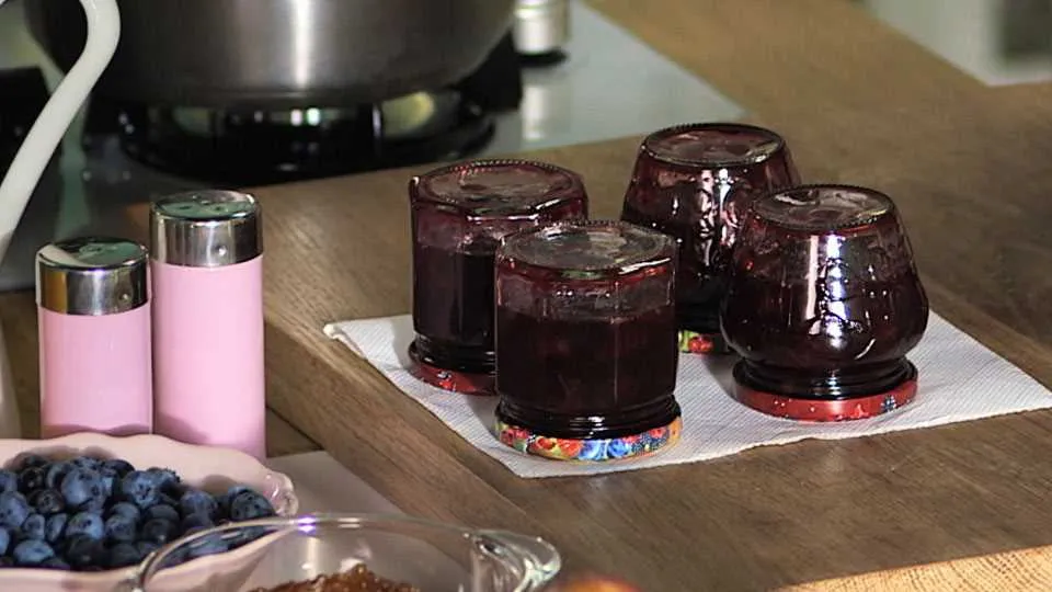 Napełnianie słoików, po co się je odwraca do góry dnem?