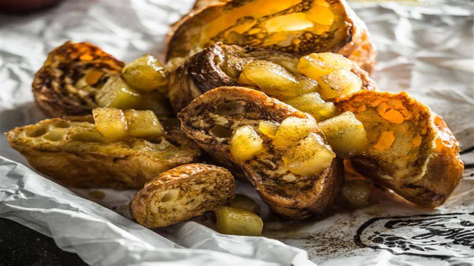 Francuskie tosty z karmelizowanymi jabłkami