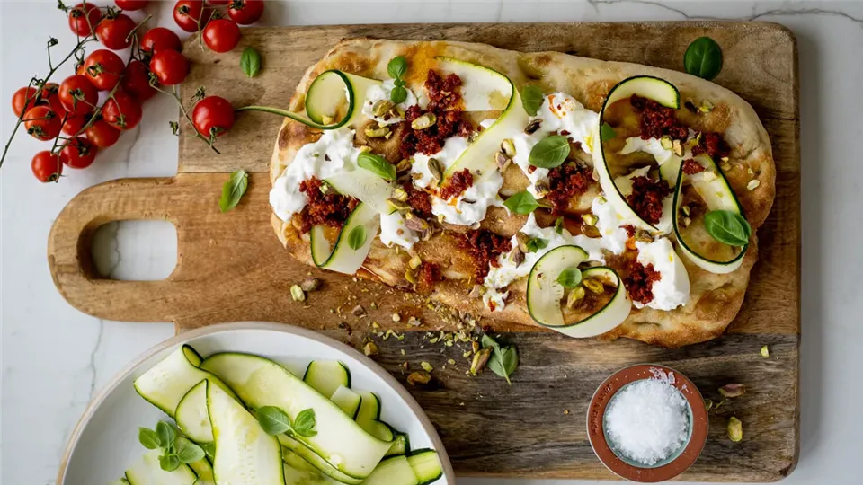Pinsa z kiełbasą nduja, burratą i cukinią przepis • Kuchnia Lidla