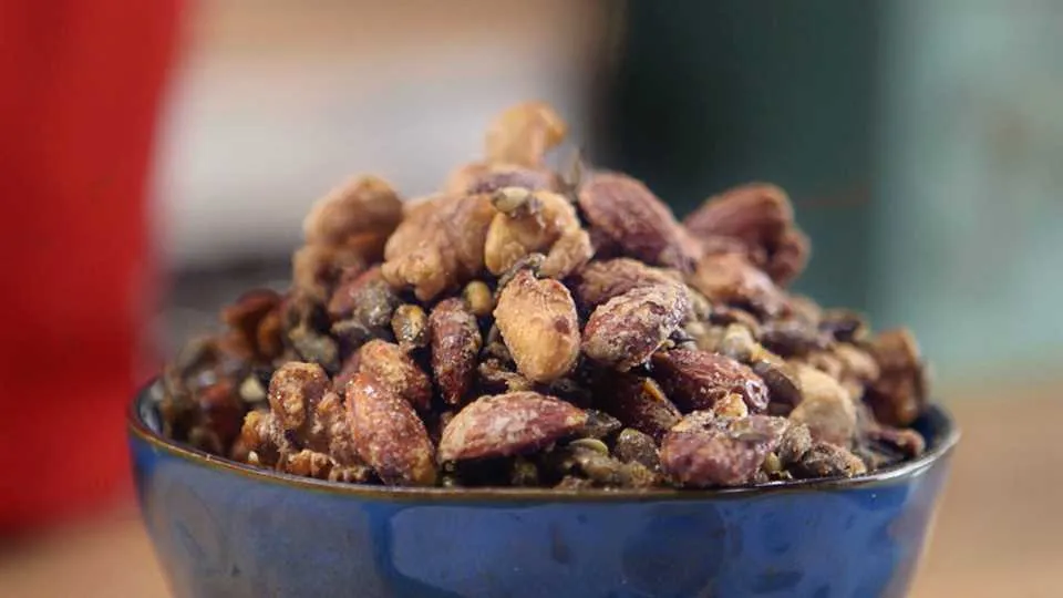 Jak zrobić orzechy w słodko-ostrej posypce? 