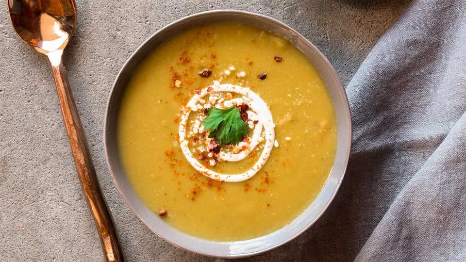 Kremowa groch&#243;wka z curry-image