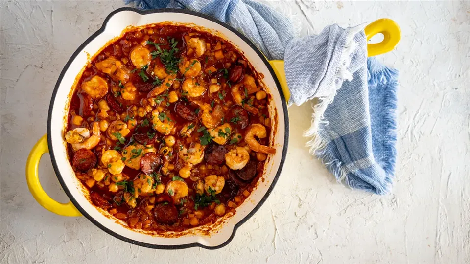 Gulasz z chorizo i krewetkami -image