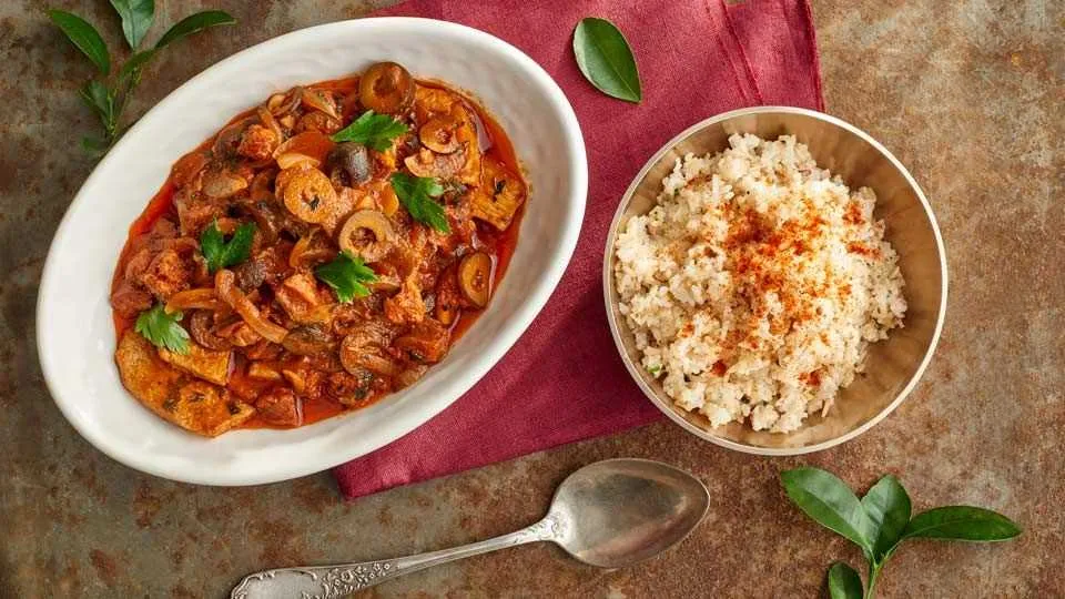 Wieprzowina saut&#233; w sosie pomidorowym z chorizo i oliwkami-image