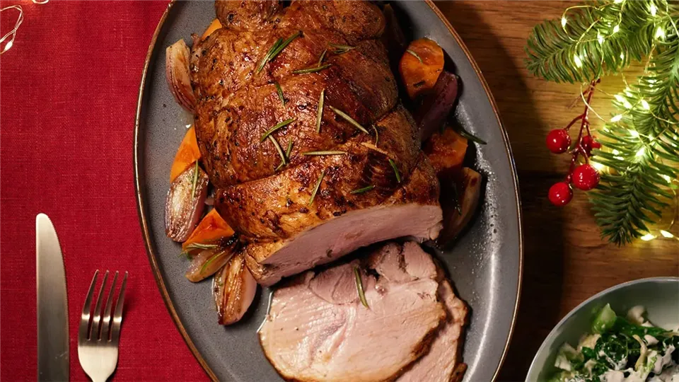 Pieczeń z pieczonymi warzywami i zasmażaną kapustą włoską-image