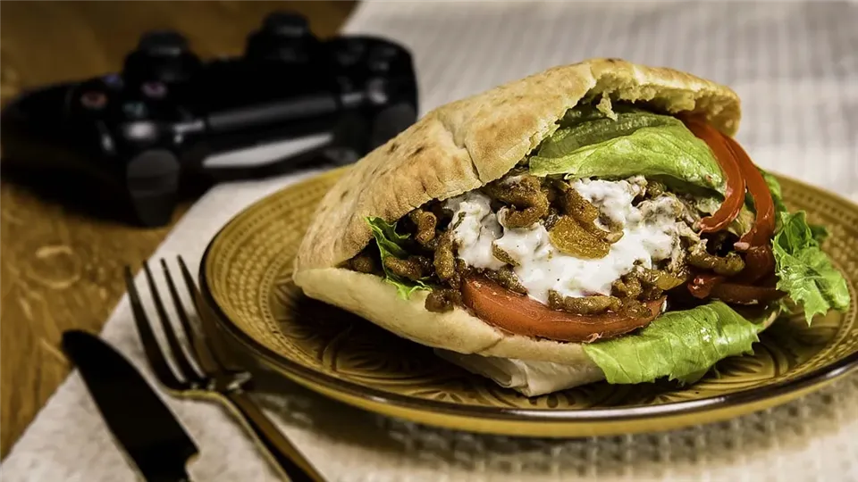 Ognisty kebab z marynowaną papryką i pitą-image